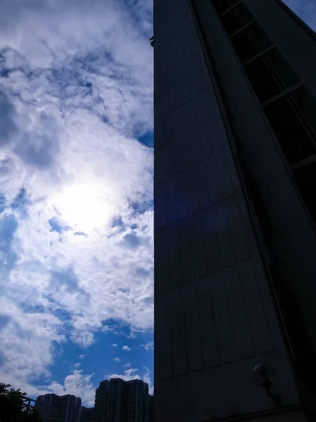 Нижний Вид Облачного Неба Солнцем Зданием — стоковое фото