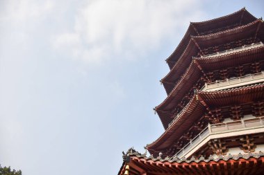 Gökyüzünün altındaki Leifeng Pagoda 'nın alt görüntüsü. Leifeng Pagoda, Hangzhou, Zhejiang, Çin 'de yer alan Batı Gölü' nün güneyindeki Sunset Hill 'de yer alan beş katlı bir kuledir..