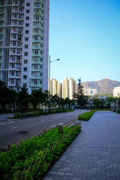 香港を背景に 山や住宅が建ち並ぶ住宅街の舗装道路 都市景観 都市景観 — ストック写真