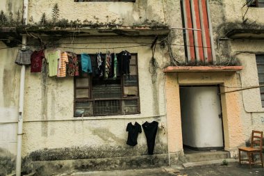 Hong Kong 'daki ortak yaşam alanı, giysiler dışarıda asılı. Şehir manzarası.