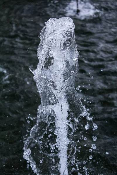噴水泉 公園内の噴水プールの水の噴出 水滴の質感 空気中の水の透明な凍結可視滴 水の流れの動きと断片 — ストック写真