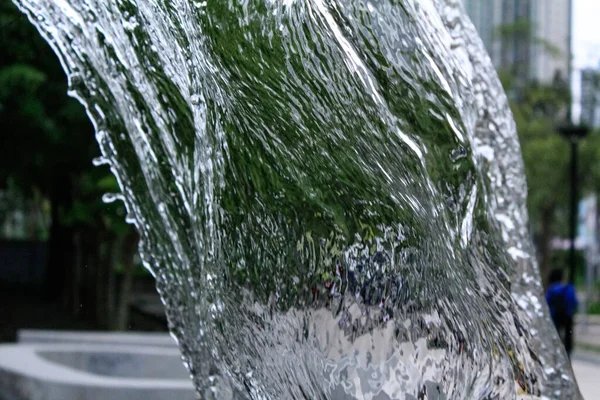 Вода Вытекающая Фонтана Фрагмент Брызгающего Потока Воды Парке Релаксация Досуг — стоковое фото