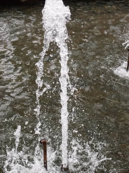 Wasserfontänen Wasserspeier Aus Brunnenbecken Einem Park Die Textur Von Wassertropfen — Stockfoto