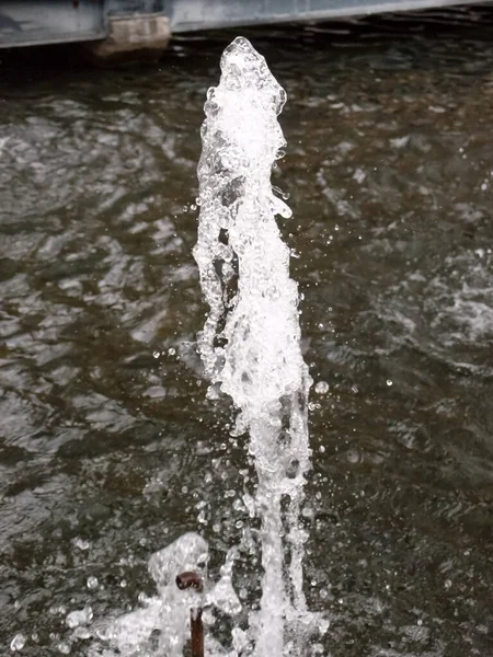 Wasserfontänen Wasserspeier Aus Brunnenbecken Einem Park Die Textur Von Wassertropfen — Stockfoto