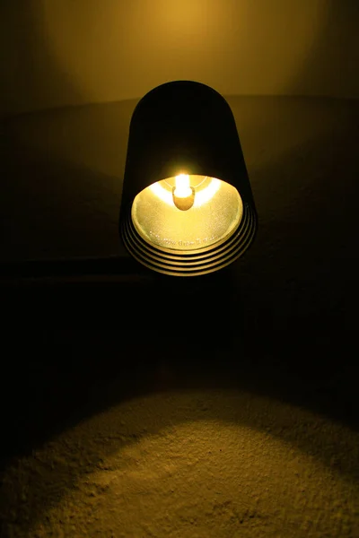 Die Nahaufnahme Der Lampe Dunklen Raum — Stockfoto