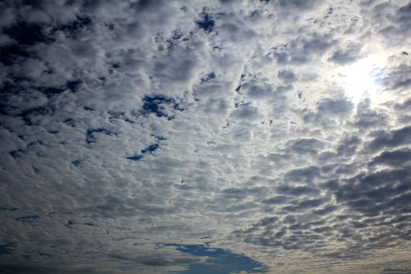 Weiße Flauschige Wolken Himmel Bei Sonnenuntergang Naturszene — Stockfoto