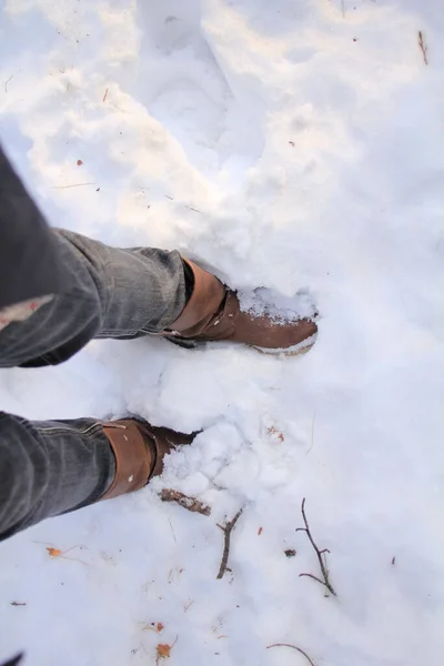 一只女的穿着靴子站在白雪上 腿集中在站在雪地上 旅行场景 — 图库照片