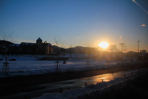 Tittar Genom Bilfönstret Solnedgången Vintersäsongen Vägresan Landsbygdens Landskap Resan Bakgrundsbelysning — Stockfoto