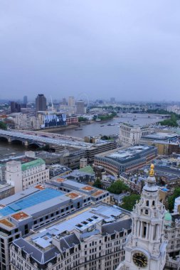 Bulutlu gökyüzü altındaki Londra şehir manzarası St. Paul Katedrali 'nin Altın Galerisi, Londra, İngiltere' den alındı. Seyahat sahnesi.