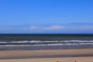 Güneşli bir günde Liverpool, İngiltere 'deki Formby Beach (Victoria Road Beach) veya Formby Dunes manzarası. Kuzey Batı İngiltere 'nin Merseyside ilçesinde şehir. Meşhur kum tepeleri de dahil. Doğa, seyahat sahnesi