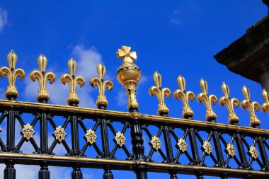 Altın ve siyah çitlere yakın çekim, Buckingham Sarayı 'nın korkulukları, Londra, İngiltere. Güneşli Gün ve Mavi Gökyüzü,