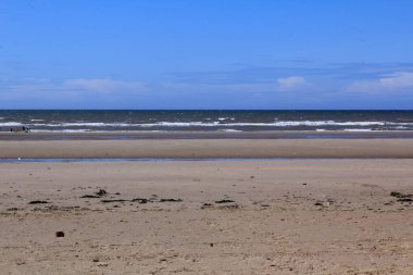 Güneşli bir günde Liverpool, İngiltere 'deki Formby Beach (Victoria Road Beach) veya Formby Dunes manzarası. Kuzey Batı İngiltere 'nin Merseyside ilçesinde şehir. Meşhur kum tepeleri de dahil. Doğa, seyahat sahnesi