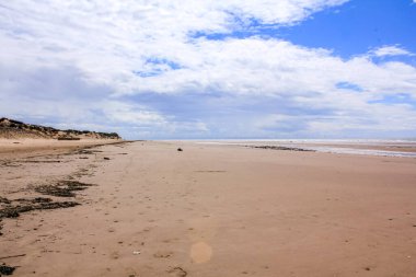 Güneşli bir günde Liverpool, İngiltere 'deki Formby Beach (Victoria Road Beach) veya Formby Dunes manzarası. Kuzey Batı İngiltere 'nin Merseyside ilçesinde şehir. Meşhur kum tepeleri de dahil. Doğa, seyahat sahnesi