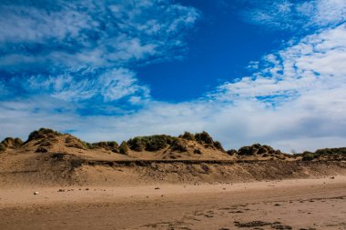 Güneşli bir günde Liverpool, İngiltere 'deki Formby Beach (Victoria Road Beach) veya Formby Dunes manzarası. Kuzey Batı İngiltere 'nin Merseyside ilçesinde şehir. Meşhur kum tepeleri de dahil. Doğa, seyahat sahnesi