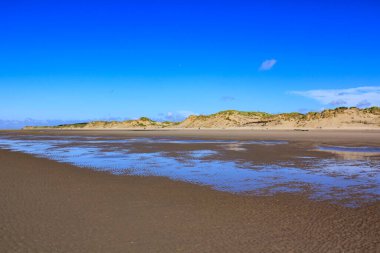 Güneşli bir günde Liverpool, İngiltere 'deki Formby Beach (Victoria Road Beach) veya Formby Dunes manzarası. Kuzey Batı İngiltere 'nin Merseyside ilçesinde şehir. Meşhur kum tepeleri de dahil. Doğa, seyahat sahnesi