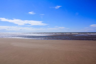 Güneşli bir günde Liverpool, İngiltere 'deki Formby Beach (Victoria Road Beach) veya Formby Dunes manzarası. Kuzey Batı İngiltere 'nin Merseyside ilçesinde şehir. Meşhur kum tepeleri de dahil. Doğa, seyahat sahnesi