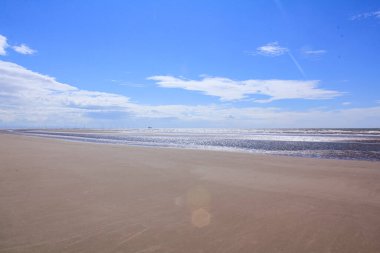 Güneşli bir günde Liverpool, İngiltere 'deki Formby Beach (Victoria Road Beach) veya Formby Dunes manzarası. Kuzey Batı İngiltere 'nin Merseyside ilçesinde şehir. Meşhur kum tepeleri de dahil. Doğa, seyahat sahnesi