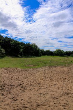 Güneşli bir günde İngiltere 'nin Liverpool kentindeki Formby Sahili (Victoria Road Beach) veya Formby Dunes' a girmeden önceki manzara ve yol sahnesi. Kuzey Batı İngiltere 'nin Merseyside ilçesinde şehir. Doğa sahnesi