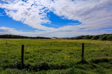 Güneşli bir günde İngiltere 'nin Liverpool kentindeki Formby Sahili (Victoria Road Beach) veya Formby Dunes' a girmeden önceki manzara ve yol sahnesi. Kuzey Batı İngiltere 'nin Merseyside ilçesinde şehir. Doğa sahnesi