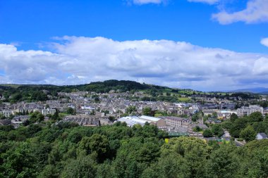 Kendal Kalesi 'nden Kendal Cityscape manzarası Cumbria, İngiltere, İngiltere. Şehir manzarası, seyahat ve doğa manzarası.
