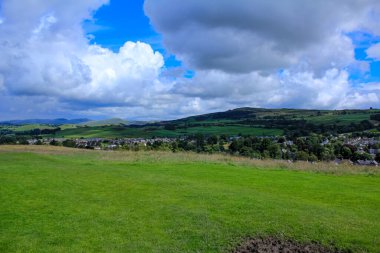 Kendal Kalesi 'nden Kendal Cityscape manzarası Cumbria, İngiltere, İngiltere. Şehir manzarası, seyahat ve doğa manzarası.