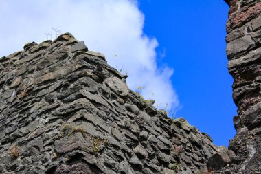 Kendal Kalesi harabelerinin yakın çekimi, İngiltere 'nin Cumbria kentinde bulunan Kendal kasabasının doğusunda bir ortaçağ kalesi. Kendal Kalesi 'nin dış duvarı. Tarihi bir yer ve seyahat sahnesi. Doğa sahnesi.
