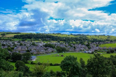 Kendal Kalesi 'nden Kendal Cityscape manzarası Cumbria, İngiltere, İngiltere. Şehir manzarası, seyahat ve doğa manzarası.