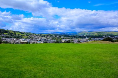 Kendal Kalesi 'nden Kendal Cityscape manzarası Cumbria, İngiltere, İngiltere. Şehir manzarası, seyahat ve doğa manzarası.