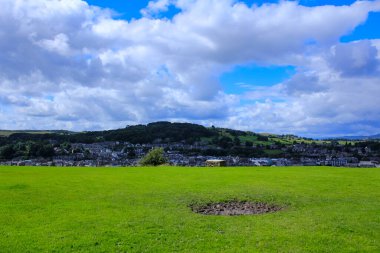 Kendal Kalesi 'nden Kendal Cityscape manzarası Cumbria, İngiltere, İngiltere. Şehir manzarası, seyahat ve doğa manzarası.