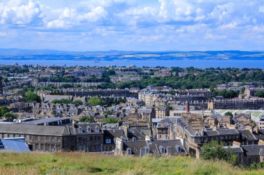 İngiltere, İskoçya Ulusal Anıtı yakınlarındaki dağdan Edinburgh manzarasının yüksek açılı görüntüsü. Edinburgh şehri manzarası. Seyahat ve doğa sahnesi.