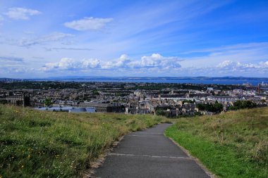 İngiltere, İskoçya Ulusal Anıtı yakınlarındaki dağdan Edinburgh manzarasının yüksek açılı görüntüsü. Edinburgh şehri manzarası. Seyahat ve doğa sahnesi.