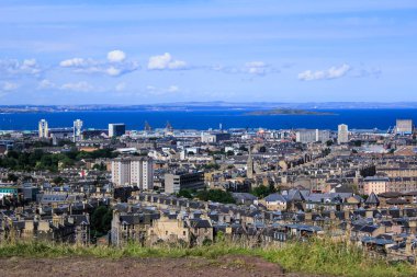 İngiltere, İskoçya Ulusal Anıtı yakınlarındaki dağdan Edinburgh manzarasının yüksek açılı görüntüsü. Edinburgh şehri manzarası. Seyahat ve doğa sahnesi.
