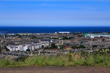 İngiltere, İskoçya Ulusal Anıtı yakınlarındaki dağdan Edinburgh manzarasının yüksek açılı görüntüsü. Edinburgh şehri manzarası. Seyahat ve doğa sahnesi.