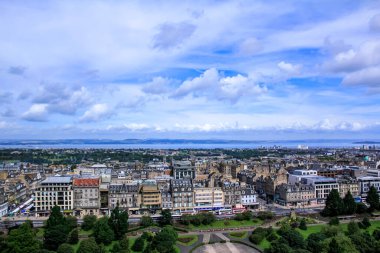 Edinburgh 'un yüksek açılı manzarası Edinburgh kalesi, İskoçya, İngiltere' den. Seyahat ve doğa sahnesi.