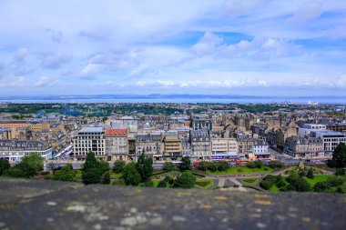 Edinburgh 'un yüksek açılı manzarası Edinburgh kalesi, İskoçya, İngiltere' den. Seyahat ve doğa sahnesi.
