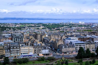 Edinburgh 'un yüksek açılı manzarası Edinburgh kalesi, İskoçya, İngiltere' den. Seyahat ve doğa sahnesi.