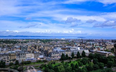 Edinburgh 'un yüksek açılı manzarası Edinburgh kalesi, İskoçya, İngiltere' den. Seyahat ve doğa sahnesi.