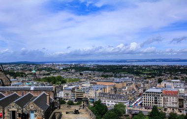 Edinburgh 'un yüksek açılı manzarası Edinburgh kalesi, İskoçya, İngiltere' den. Seyahat ve doğa sahnesi.