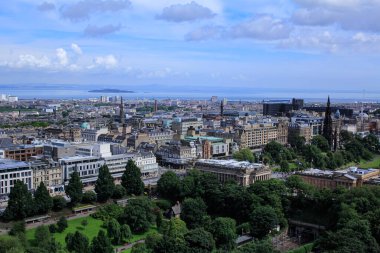 Edinburgh 'un yüksek açılı manzarası Edinburgh kalesi, İskoçya, İngiltere' den. Seyahat ve doğa sahnesi.