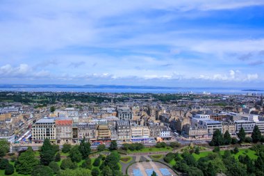 Edinburgh 'un yüksek açılı manzarası Edinburgh kalesi, İskoçya, İngiltere' den. Seyahat ve doğa sahnesi.
