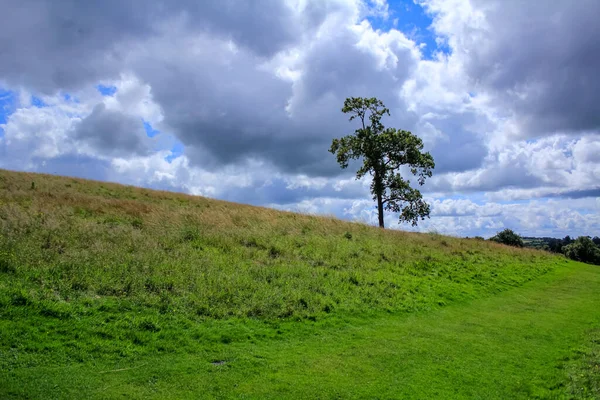 ケンダル城への道は ケンダル カンブリア イギリス イギリスの景色を眺めることができます 素晴らしい雲の景色とトラベルシーン — ストック写真