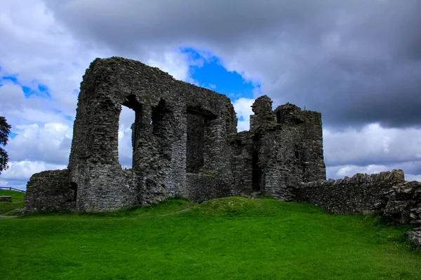 肯德尔城堡遗址 Kendal Castle Ruins 是英国坎布里亚郡肯德尔镇以东的一座中世纪防御工事 历史名胜和旅游景点 自然景致 — 图库照片