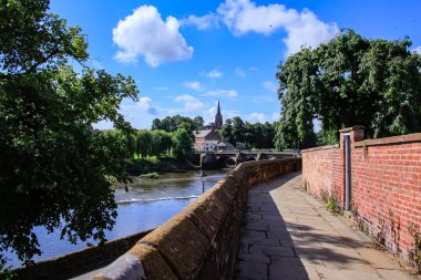 Chester City Wall 'daki Old Dee Bridge ve Dee River' ın manzarası. İngiltere, İngiltere. Seyahat, doğa ve şehir manzarası.