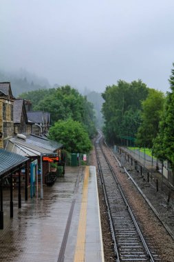 Bulutlu bir günde İngiltere, İngiltere 'de sokak manzaralı tren yolu. Seyahat ve doğa sahnesi.