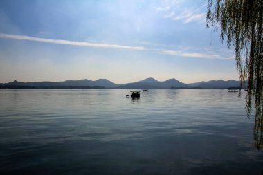 Açık mavi gökyüzünün altında sakin bir deniz manzarası. Seyahat, geçmiş ve blog gibi şeyler için. Kavramları. Batı Gölü. Hangzhou şehrinin popüler parkı.