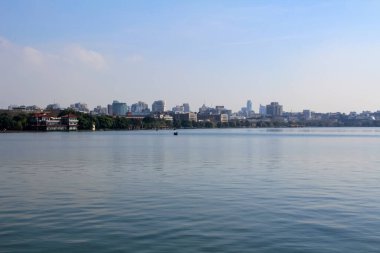 Gün batımında dağların arka planında sakin denizde seyreden bir siluet adası ve tekne. Güzel gökyüzü. Seyahat, geçmiş ve blog gibi şeyler için. Kavramları. Batı Gölü. Hangzhou şehri Çin