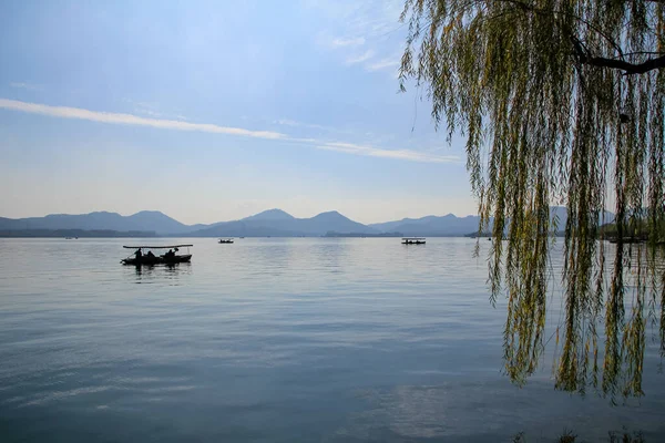 清澈的蓝天下 是一片平静的海景 博客等 西湖杭州人民公园中国 — 图库照片