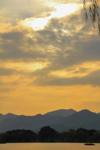 Een Rustig Zeegezicht Met Bergen Bij Zonsondergang Dramatische Hemel Wolkenlandschap — Stockfoto