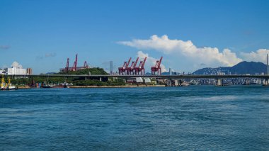 Mavi gökyüzünün altındaki Tsing Yi Güvertesi, Hong Kong manzarası. Seyahat sahnesi, şehir manzarası ve deniz manzarası.