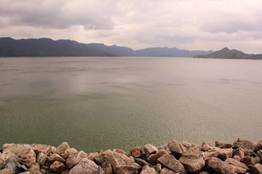 Gün batımında Tai Mei Tuk, Tai Po, Hong Kong manzarası. Seyahat ve doğa sahnesi.